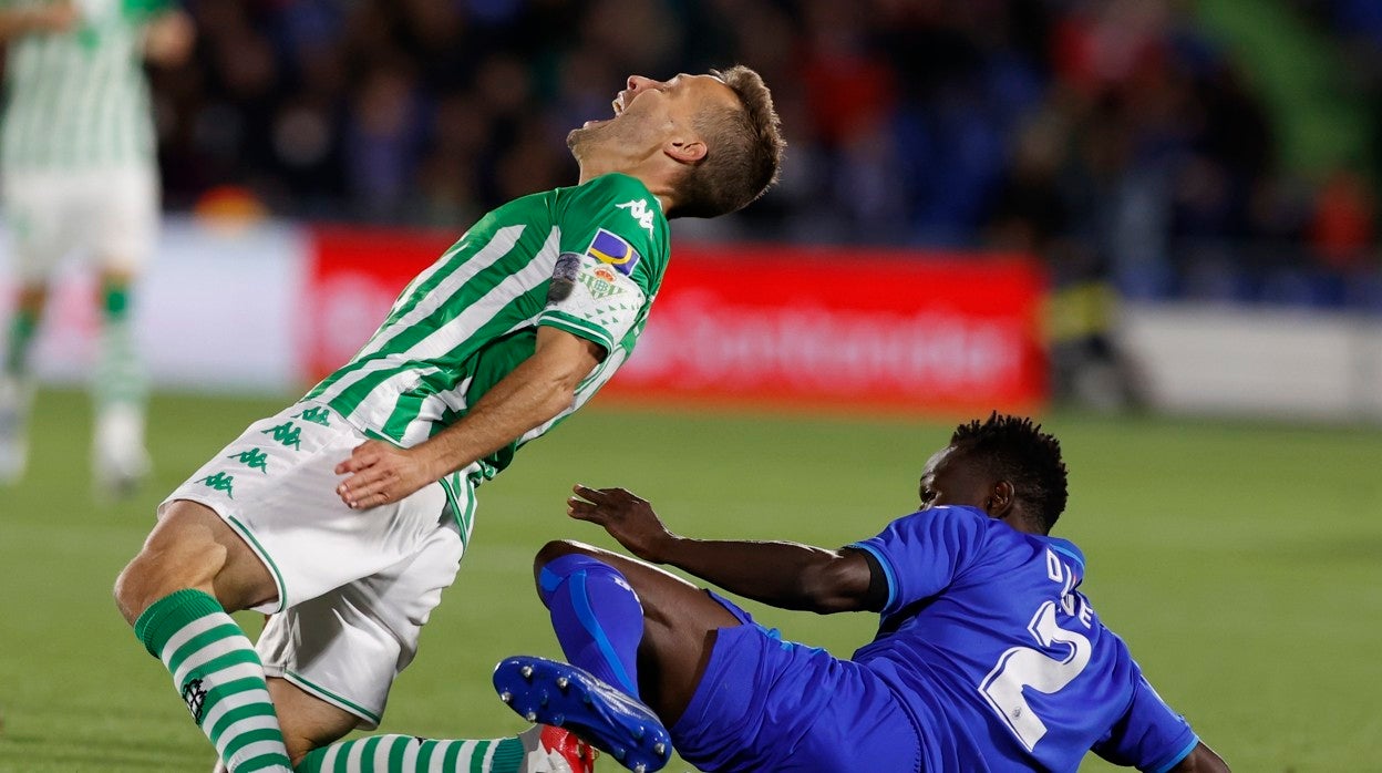 Djené entra en falta a Canales durante el Getafe - Betis