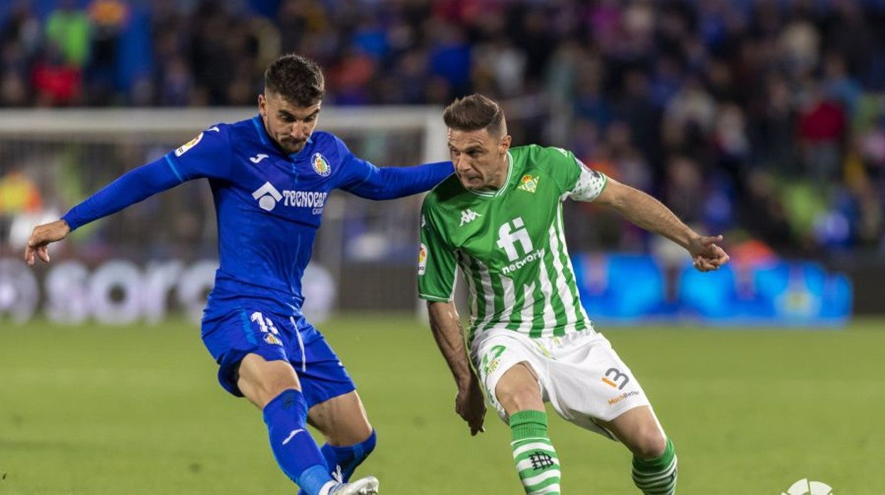 Joaquín busca un pase ante Arambarri en el Getafe - Betis