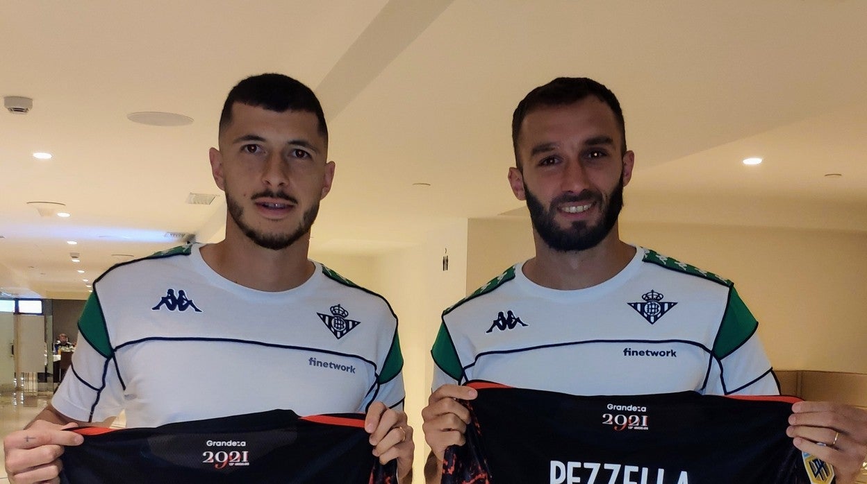 Guido y Pezzella posan con las camisetas de River Plate que su club de Argentina les envió tras ganar la Copa del Rey