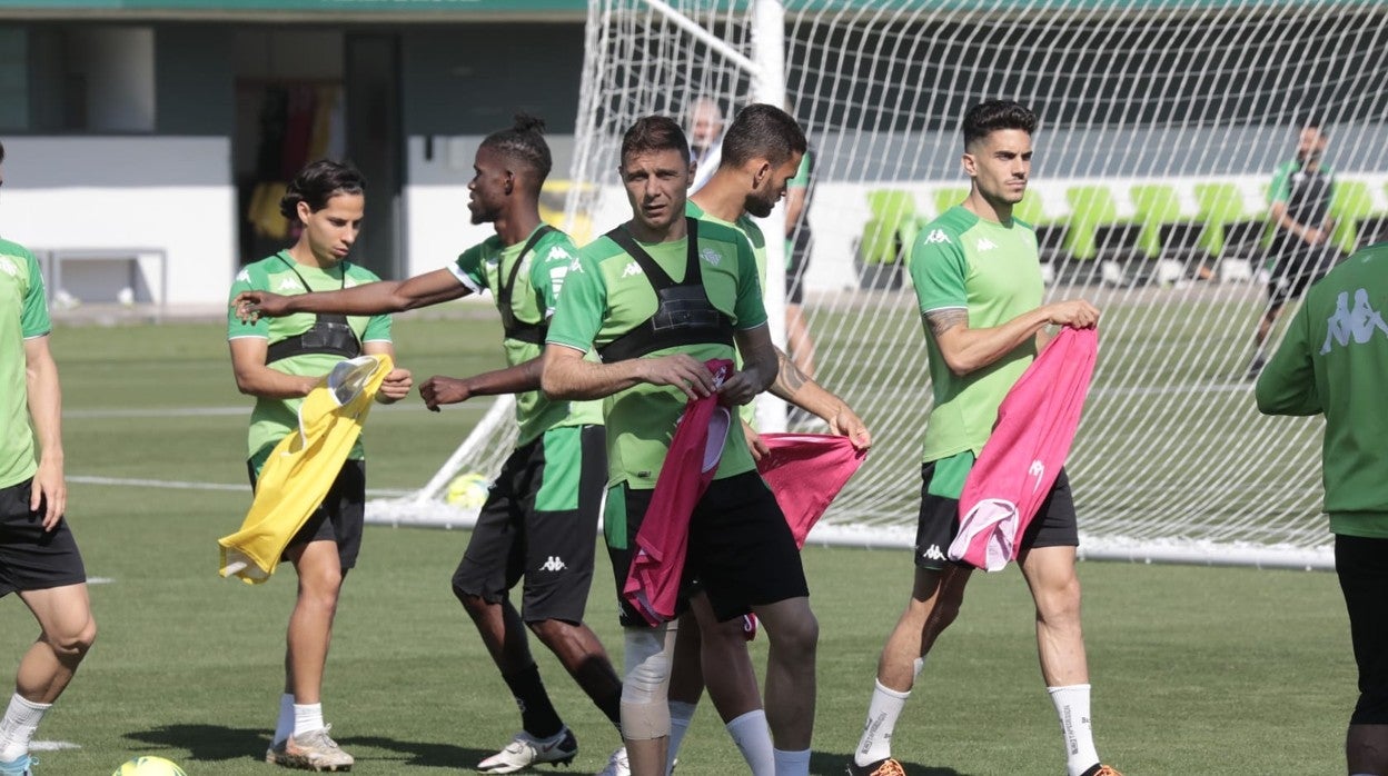 Reparto de petos, con Bartra, para un juego de posesión este jueves