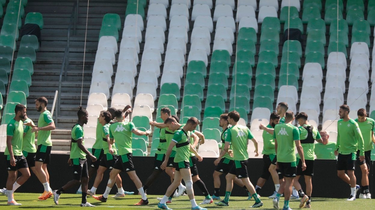 Los jugadores del Real Betis, en el entrenamiento de ayer en el Benito Villamarín