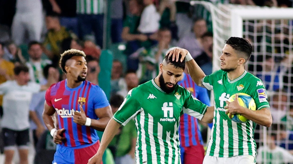 Bartra celebra con Fekir el gol que significó el momentáneo empate a uno ante el Barcelona