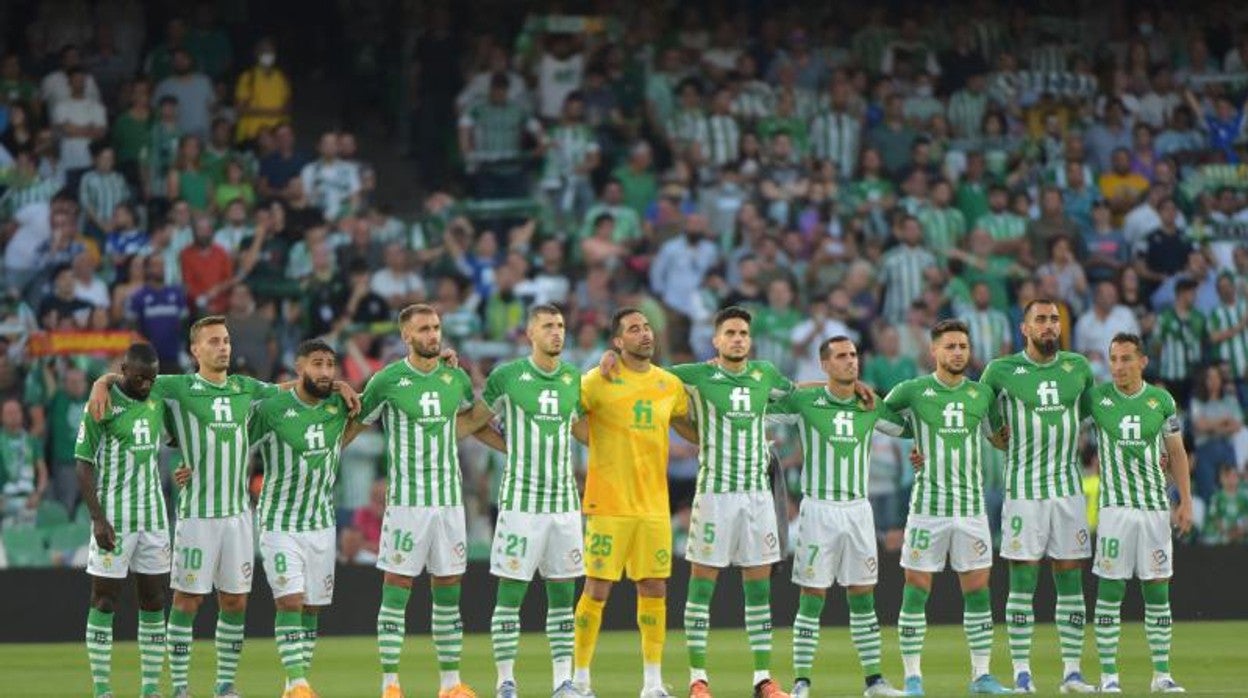 El once de los jugadores del Real Betis guardaron un respetuoso minuto de silencio instantes antes de que se iniciase el encuentro