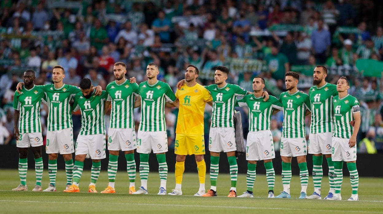 Los jugadores del Real Betis, en el minuto de silencio en memoria de Santi Roldán
