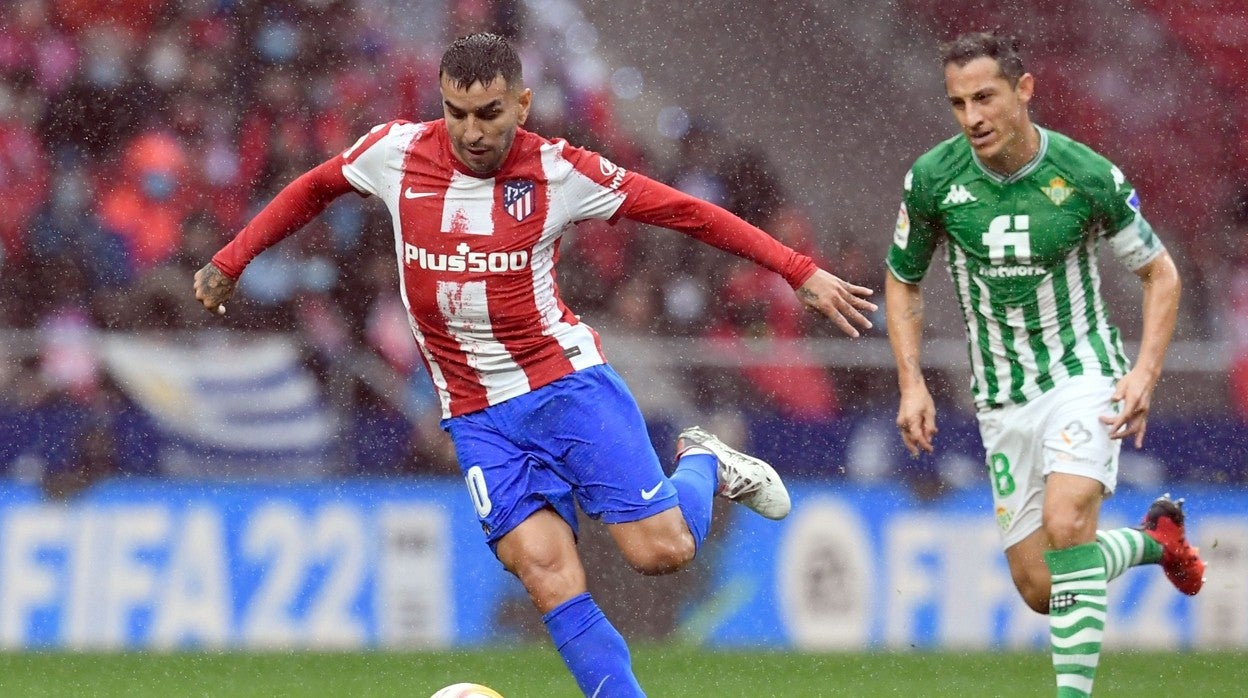 Guardado corre tras Correa en el Atlético - Betis de la primera vuelta del campeonato 21-22