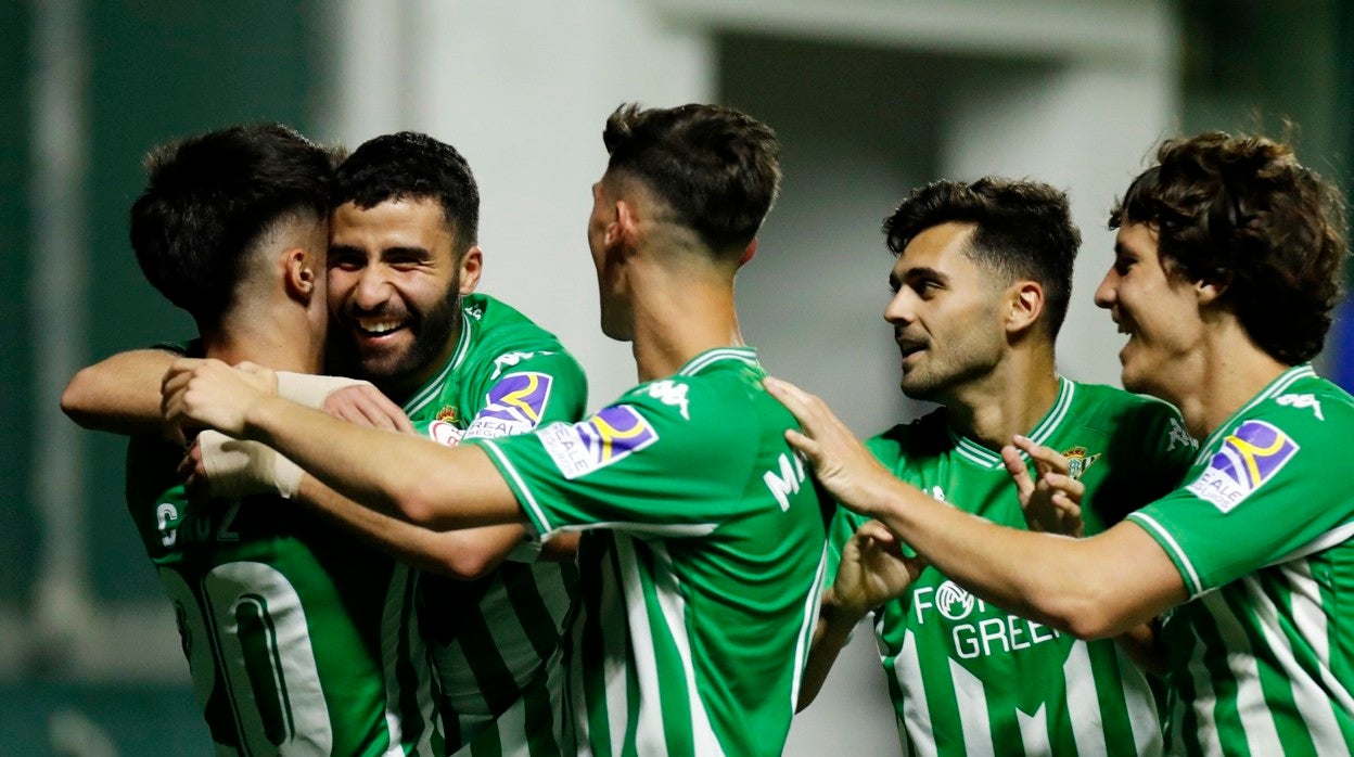 Yassin Fekir sonríe junto a sus compañeros en uno de los goles