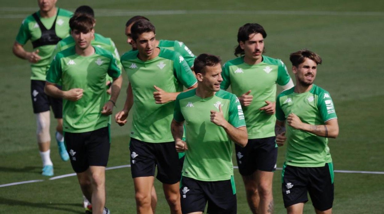 Bellerín entrena con el grupo, Pezzella y Víctor Ruiz, no