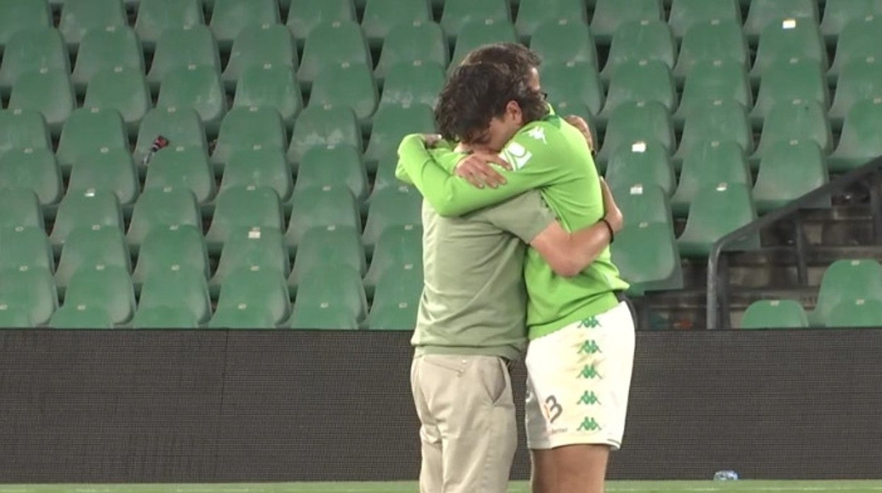 Héctor Bellerín se abraza con su padre a la conclusión del Betis - Granada con el Villamarín ya vacío