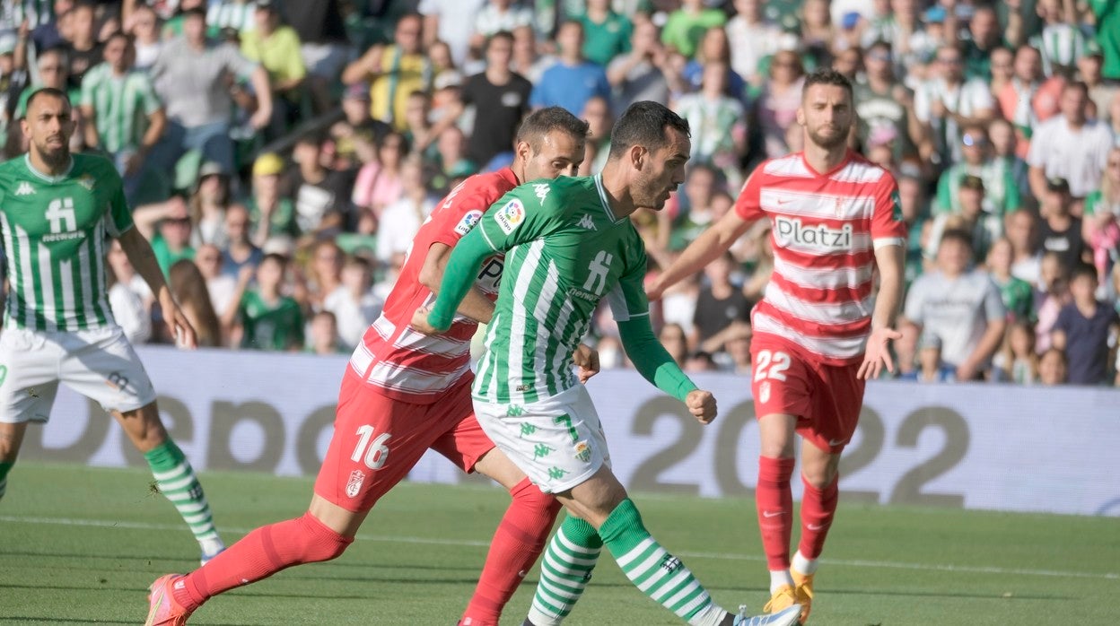 Juanmi, en el momento de empalar la pelota ante Maximiano para anotar el 1-0