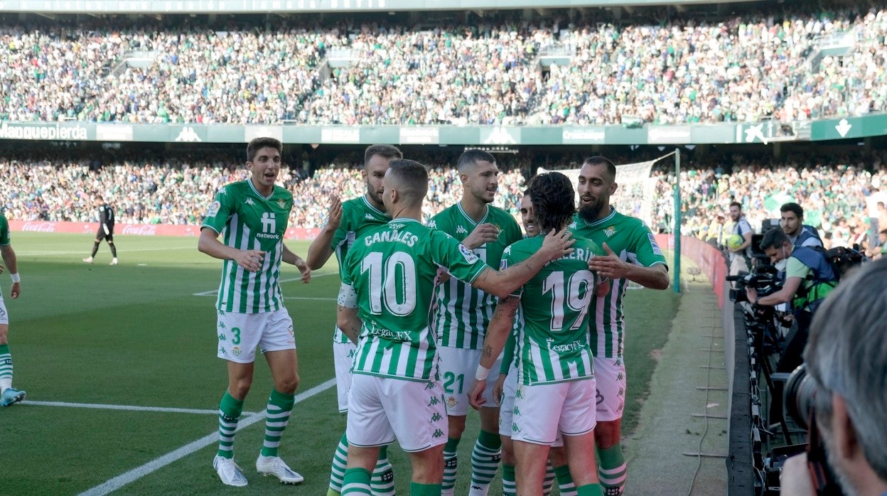 Edgar, Pezzella, Canales, Guido, Bellerín y Borja Iglesias celebran con Juanmi el 1-0 al Granada