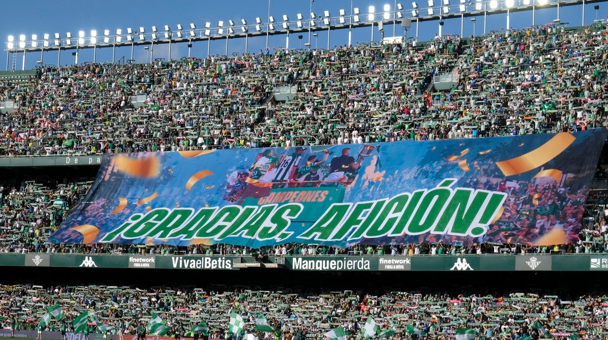 Mural '¡Gracias, afición!' que el Betis desplegó en la grada de Fondo en los prolegómenos del Betis - Granada