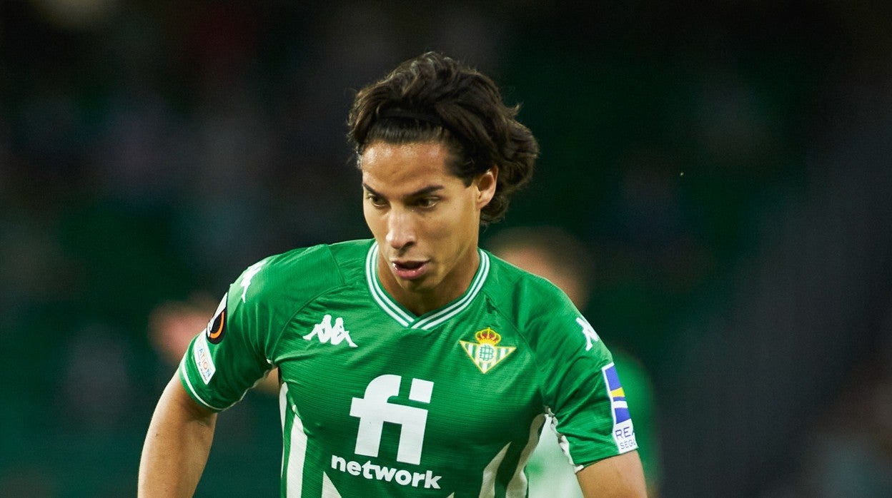 Diego Lainez avanza durante el Real Betis - Bayer Leverkusen