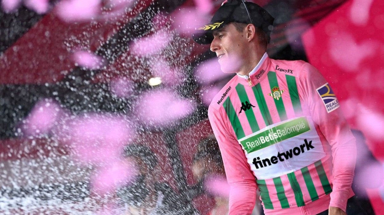 El montaje del Real Betis con la maglia rosa verdiblanca de Juanpe López en el Giro de Italia