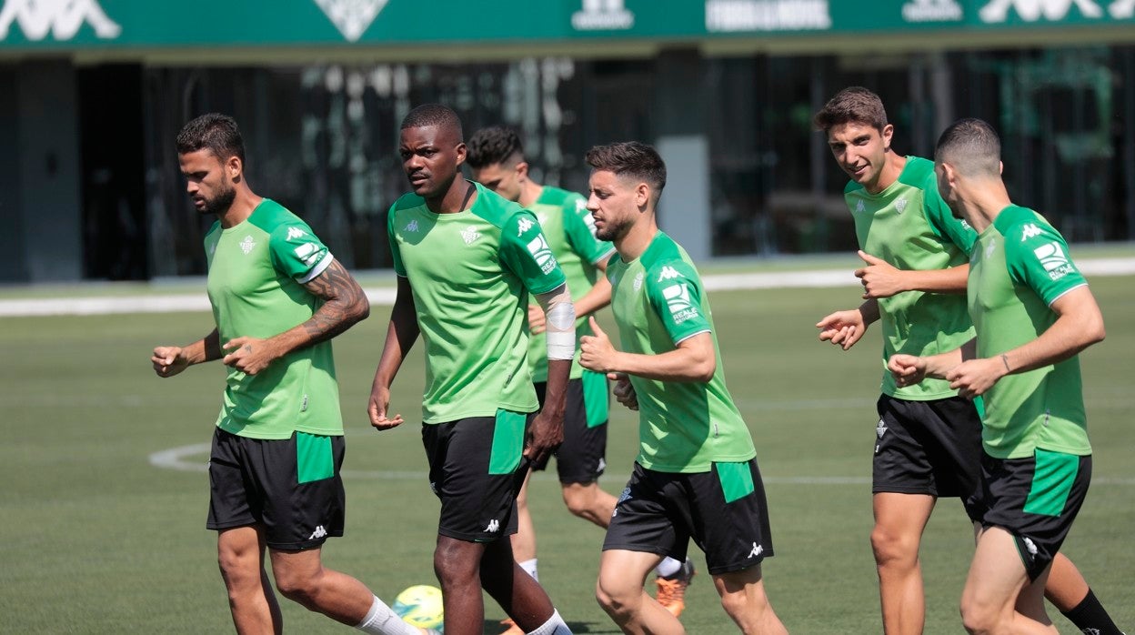 Varios jugadores del Real Betis, durante un entrenamiento