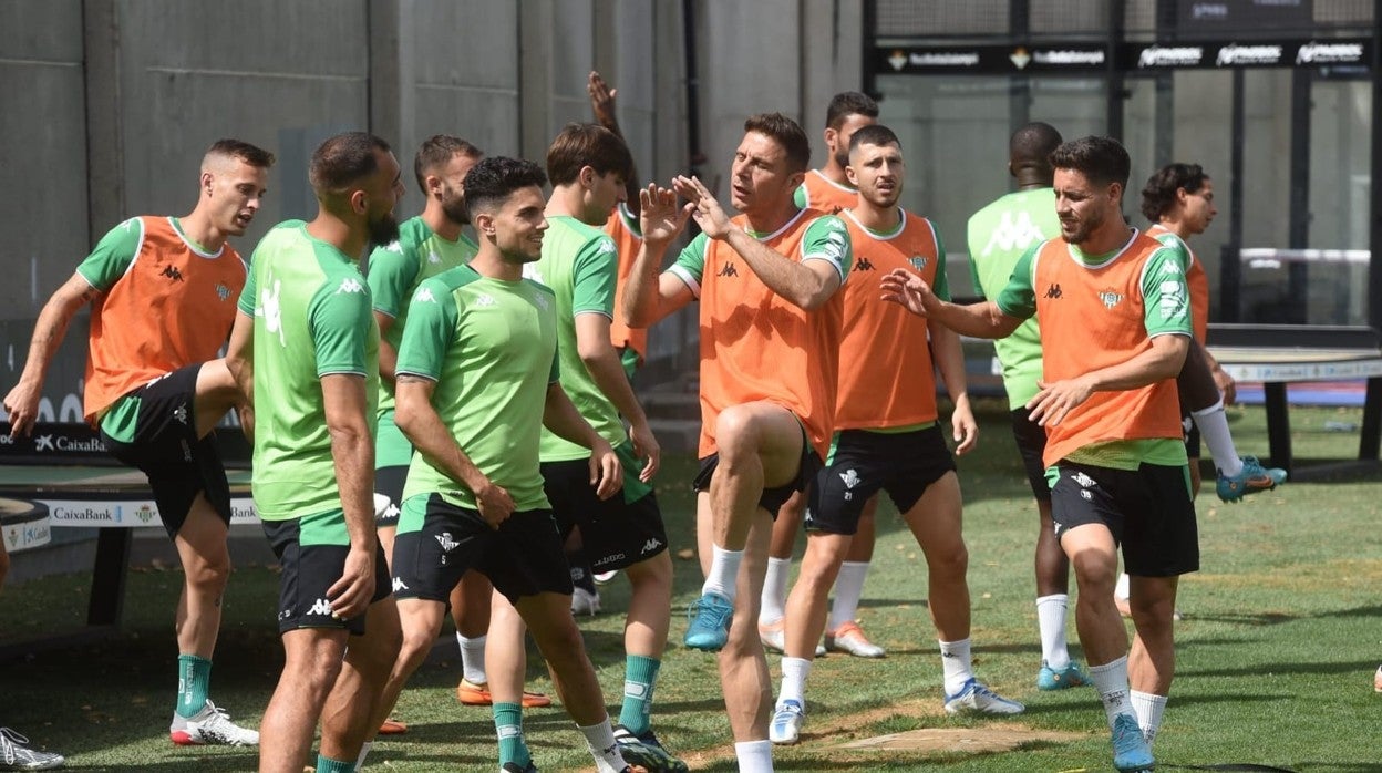 Los jugadores del Betis durante el entrenamiento de este jueves