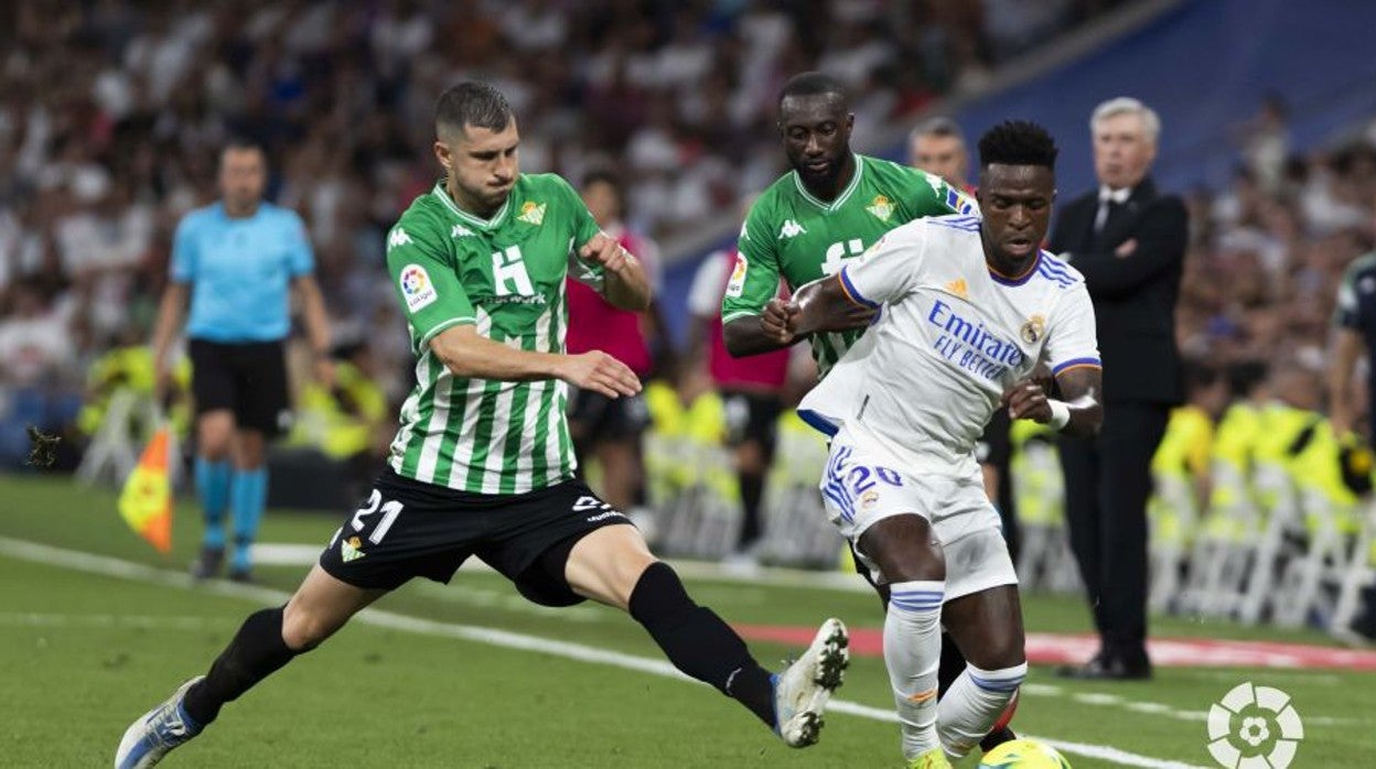 Guido se estira para tratar de frenar a Vinicius en el Real Madrid - Real Betis