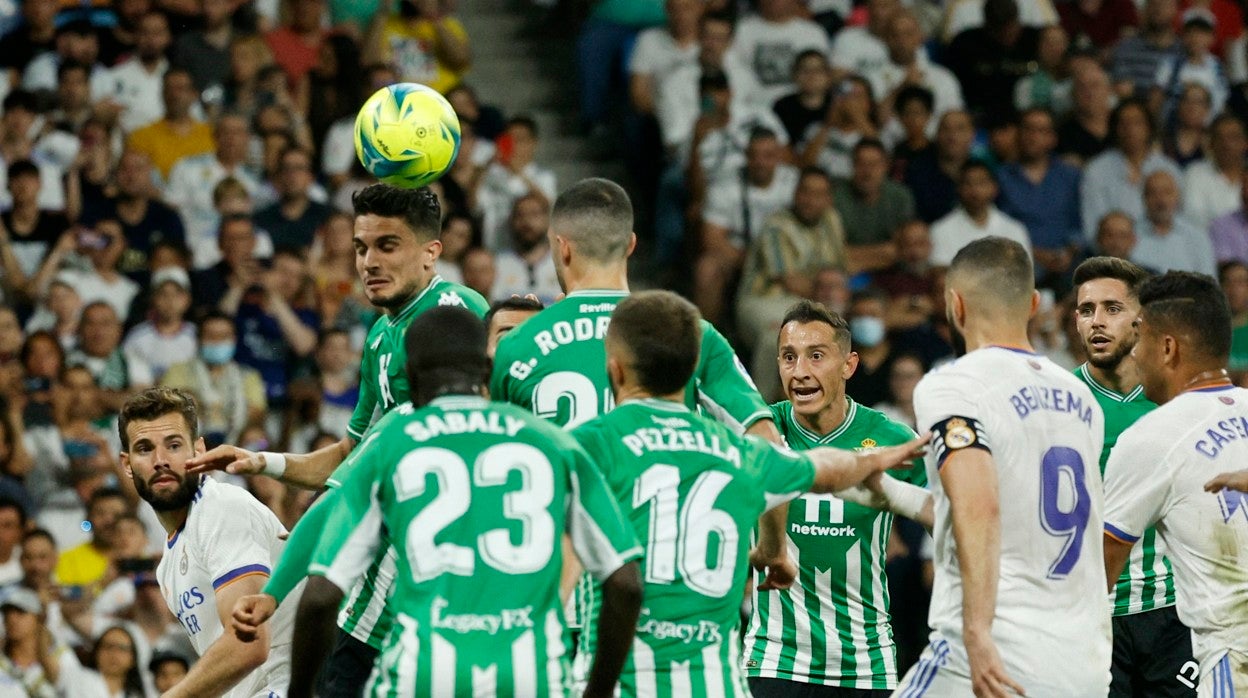 Jugadores del Real Madrid y el Real Betis, durante el encuentro jugado en el Santiago Bernabéu