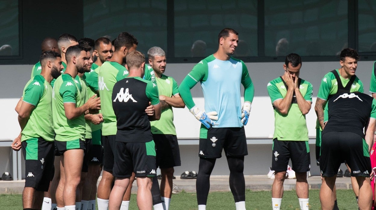 Los jugadores del Betis escuchan a Pellegrini en una charla