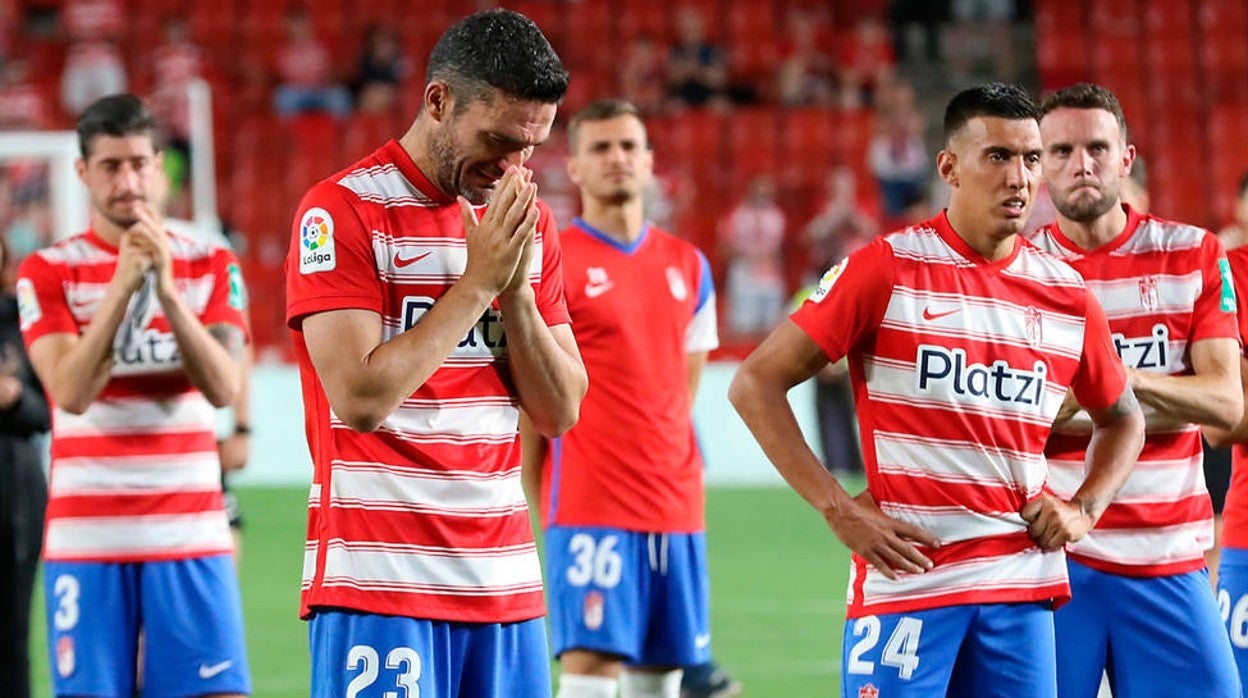 Molina, entre lágrimas, pide perdón a la afición del Granada tras consumarse el descenso del cuadro nazarí