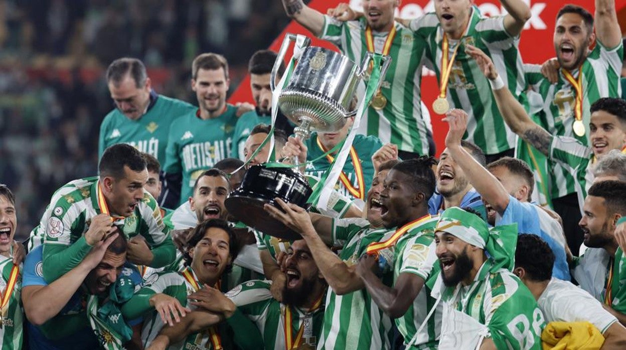Los jugadores del Betis levantan la Copa del Rey
