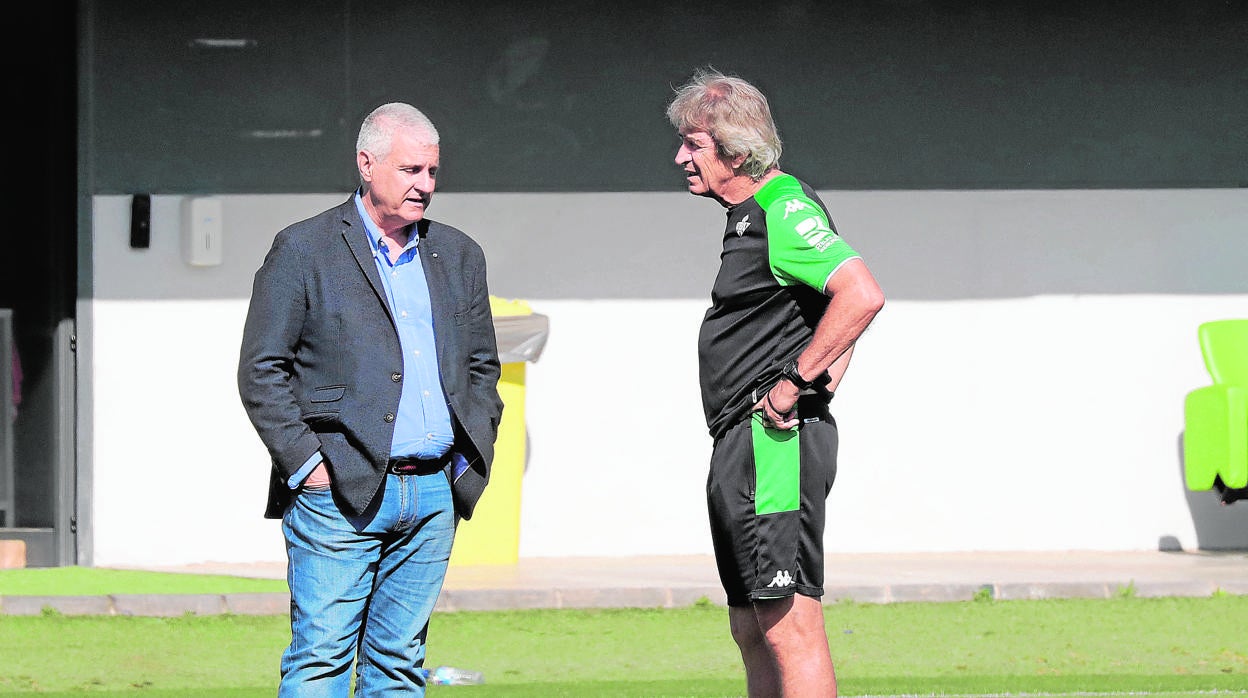 Antonio Cordón y Manuel Pellegrini, en un entrenamiento del Real Betis en la ciudad deportiva Luis del Sol