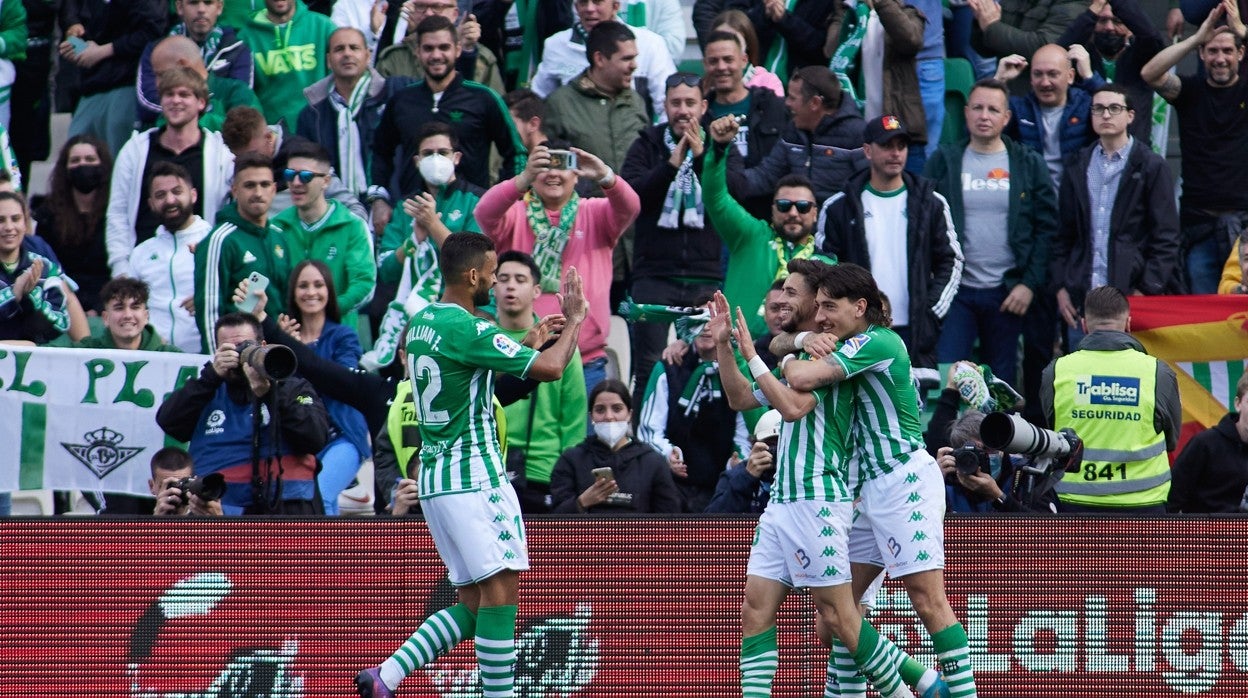 Los jugadores del Betis celebran un gol en el Benito Villamarín