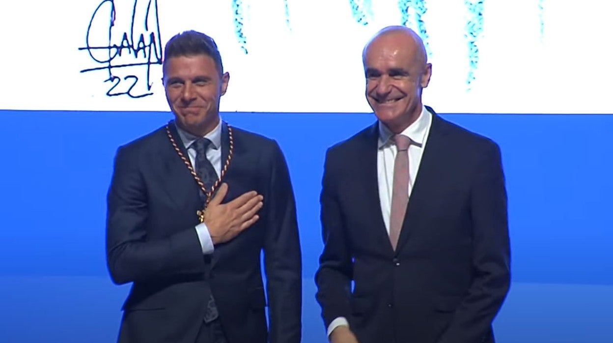 Joaquín, capitán del Real Betis, tras recibir la Medalla de Sevilla de manos del alcalde, Antonio Muñoz