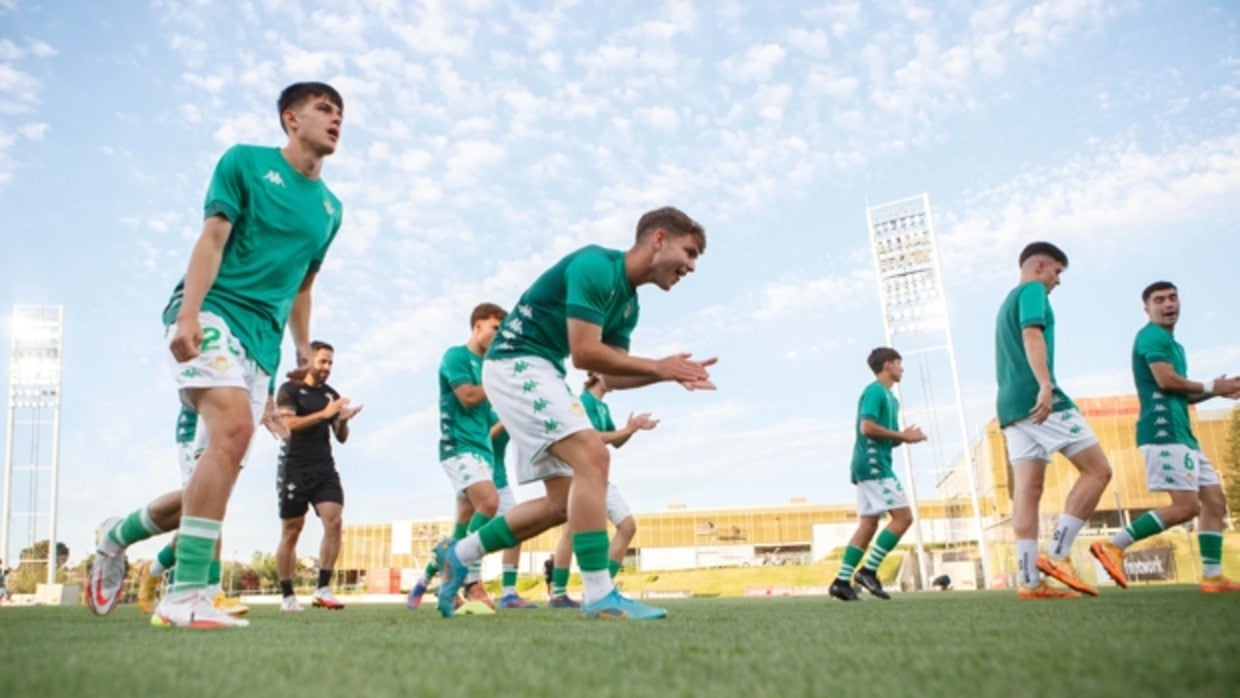 El Betis juvenil calienta en la Copa de Campeones