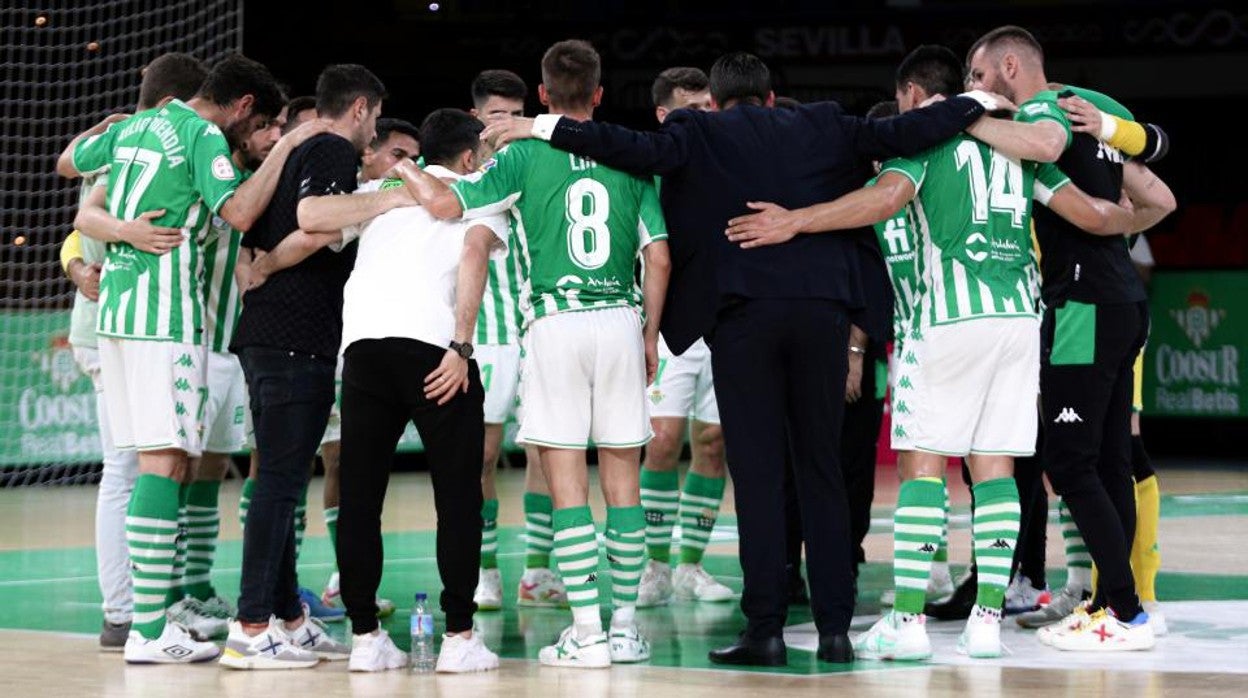 El Betis Futsal, haciendo piña en un partido en el pabellón San Pablo