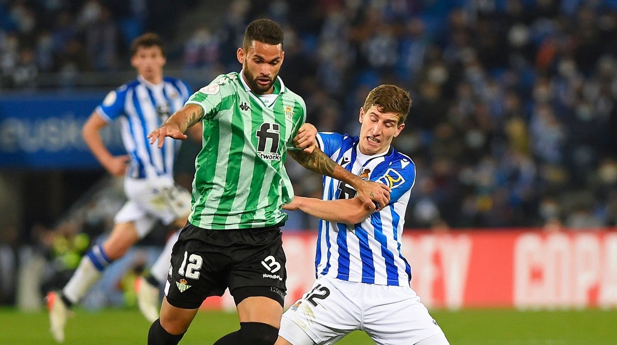 Willian José se marcha de Aihen Muñoz durante el Real Sociedad - Real Betis de la Copa del Rey