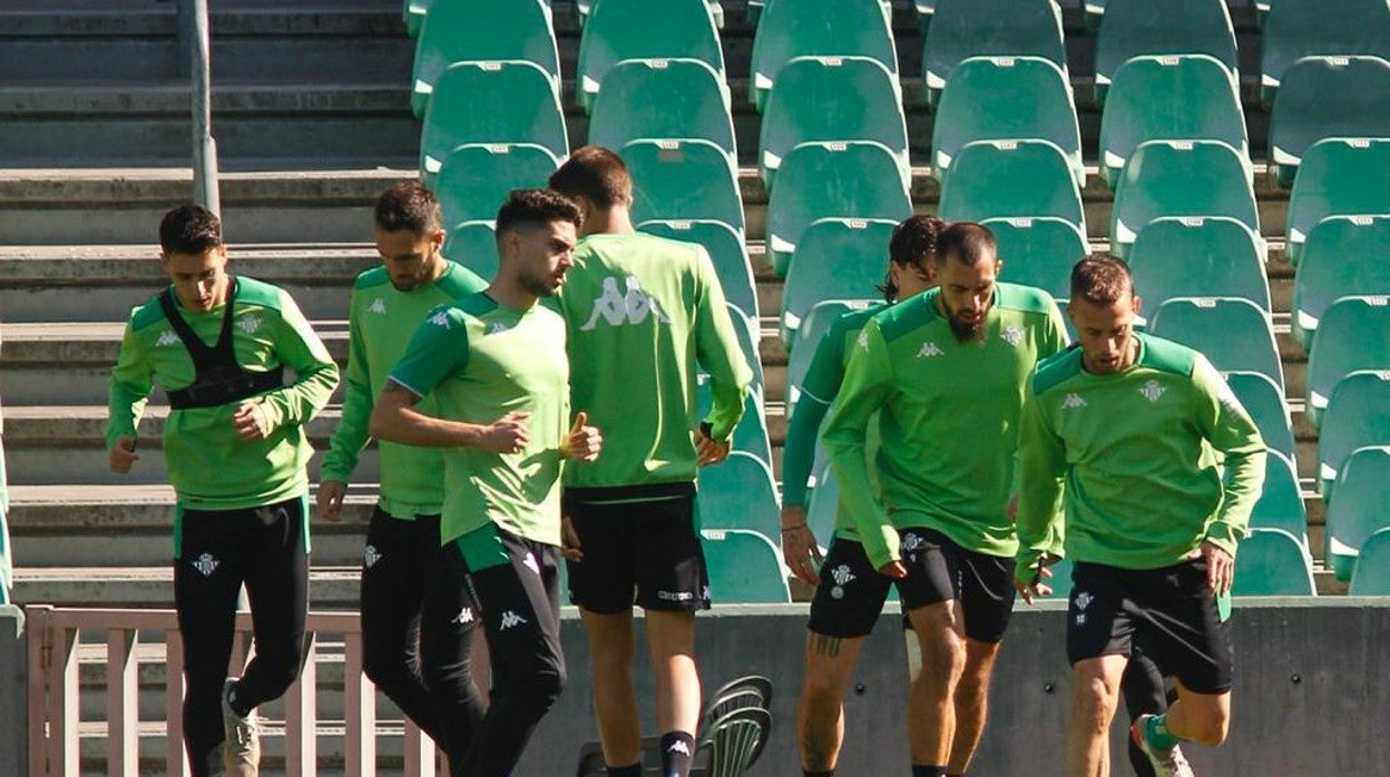 Canales, junto a varios compañeros, durante un entrenamiento del Real Betis