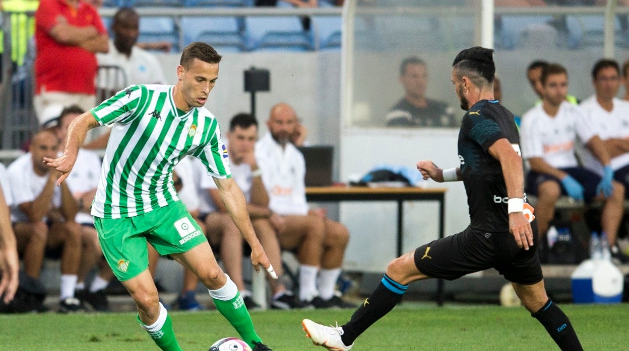 Canales recorta ante un rival durante el amistoso entre el Real Betis y el Olympique de Marsella disputado en 2018 en el estadio Algarve de Faro