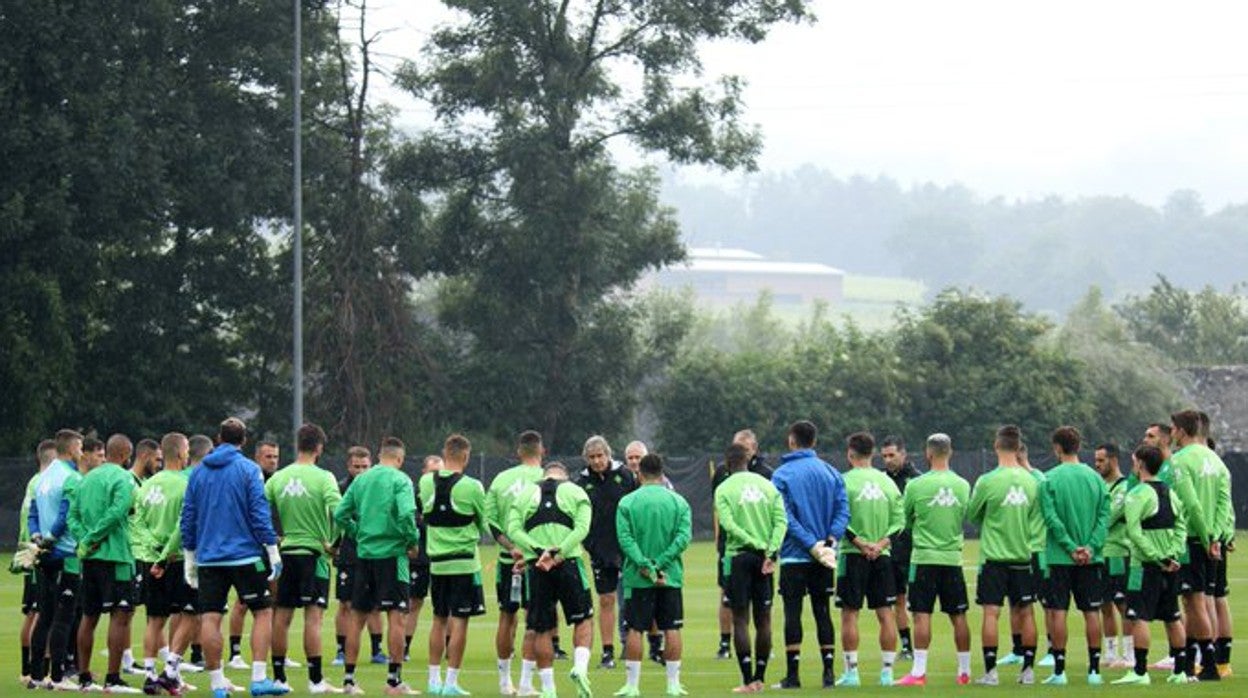 Pellegrini habla con los futbolistas en un entrenamiento en Suiza en julio de 2021