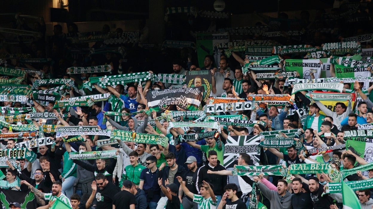 Aficionados del Real Betis durante el partido de la pasada temporada en el Benito Villamarín ante el Real Mallorca