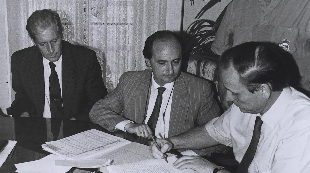 Manuel Ruiz de Lopera, ante Hugo Galera, en el momento de la firma de la suscripción de acciones del Betis
