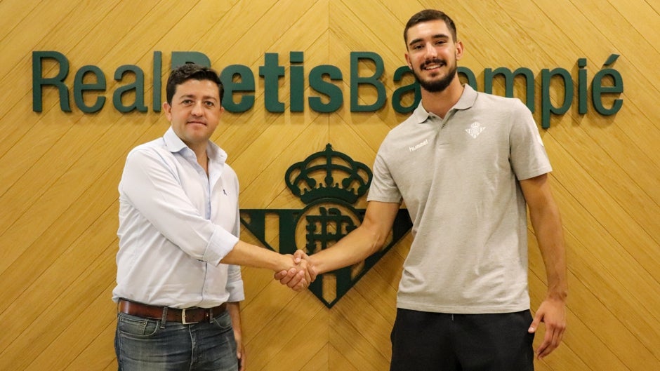 Salih Husic, primer fichaje del Betis Deportivo 2022-23