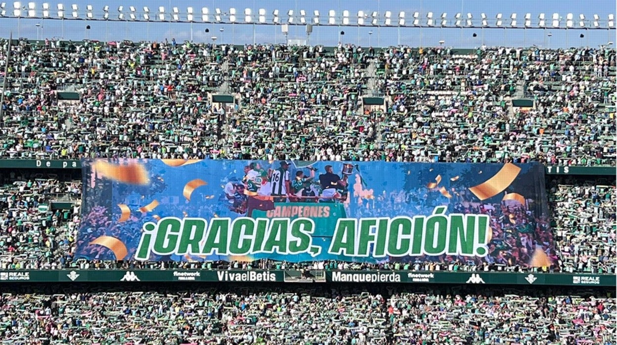 Mural de agradecimiento a la afición en el Betis - Granada