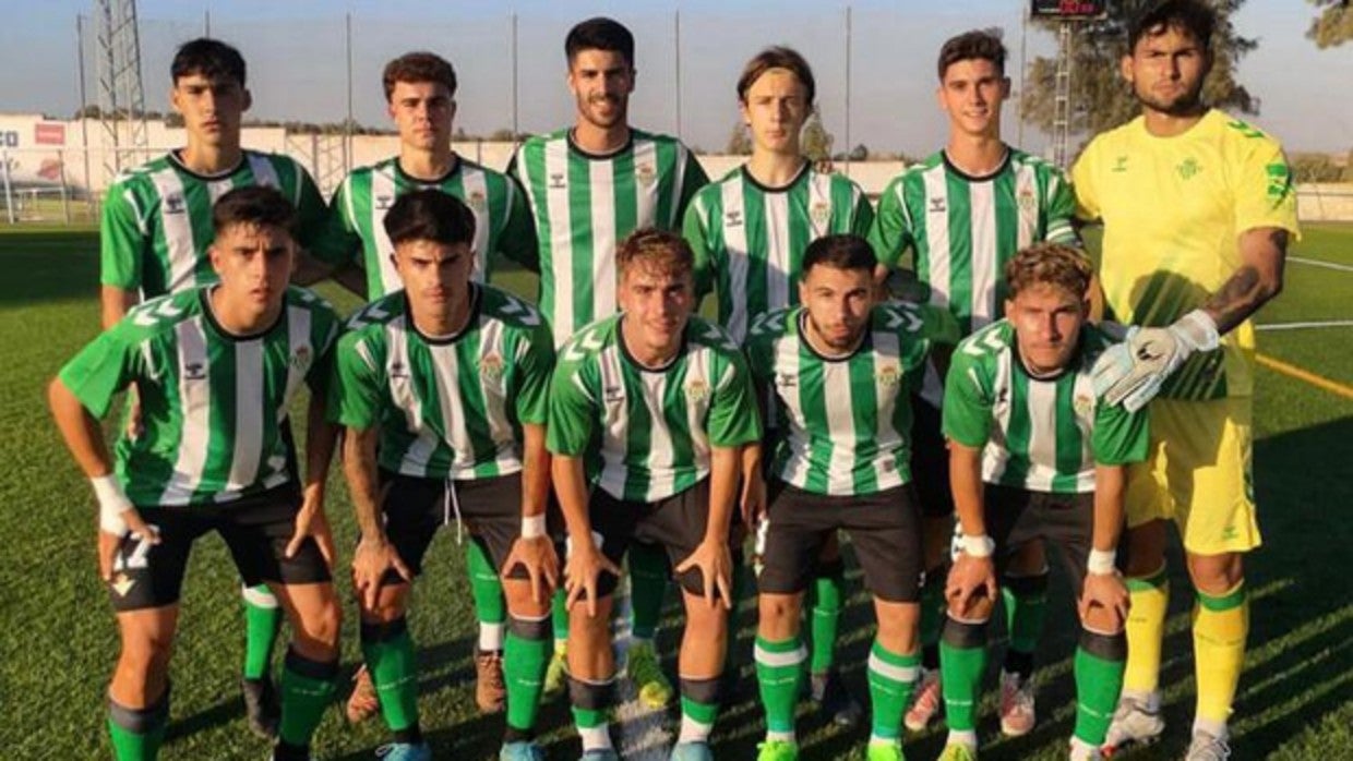 Foto del primer once de pretemporada del Betis Deportivo 2022-23 en Trebujena
