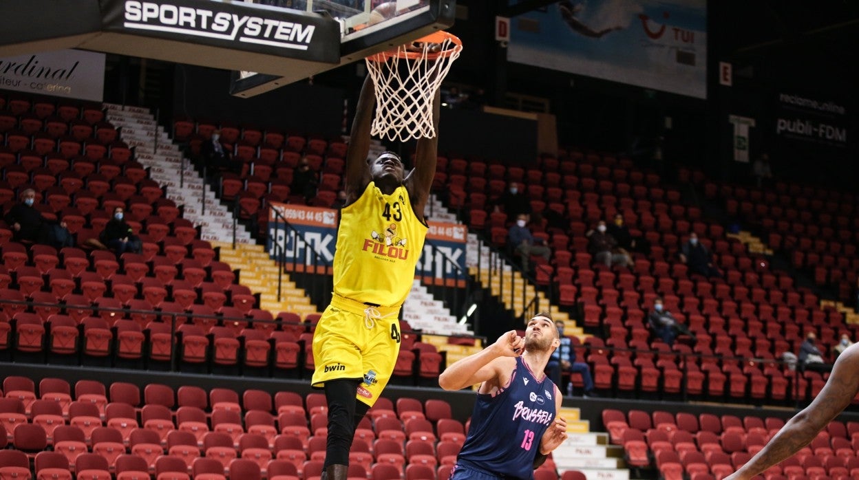 Sylla hace un mate jugando para el BC Oostende