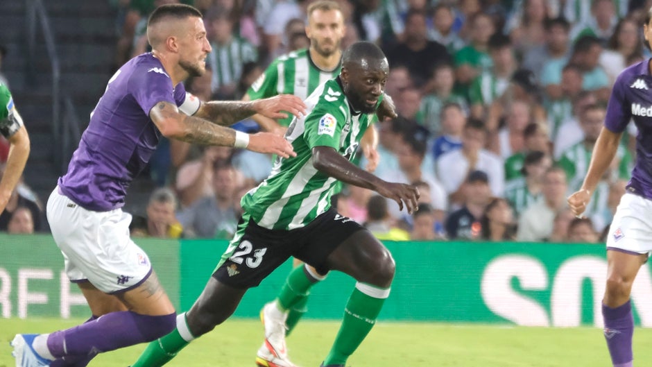 Sabaly no inició la sesión con el grupo este viernes a tres días  del Betis - Elche