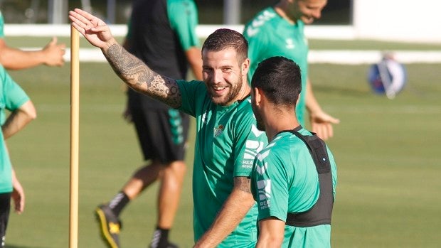 Betis - Elche, alineaciones oficiales: Rodri suple a Canales y Aitor al lateral