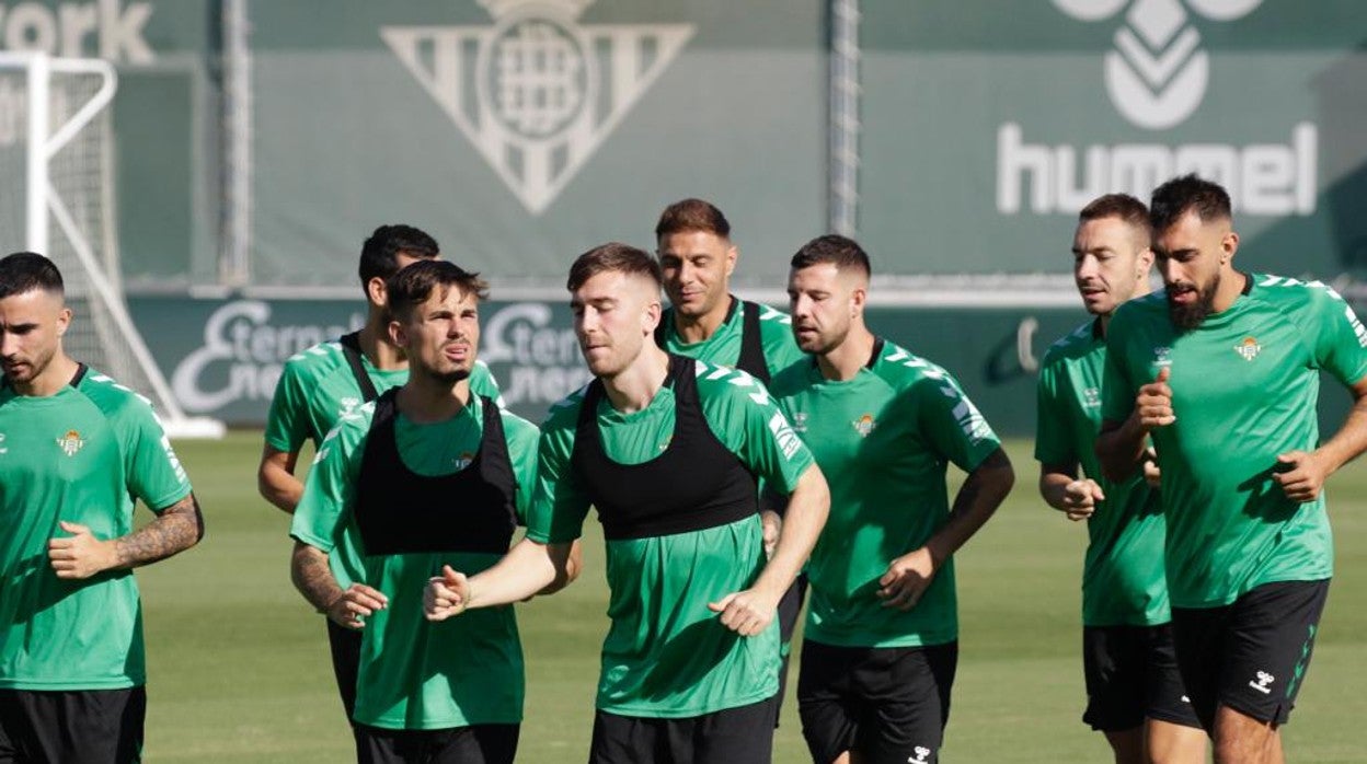 Aitor Ruibal, en el centro de la imagen, ejercitándose en la previa del choque de la 2ª jornada de LaLiga ante el RCD Mallorca