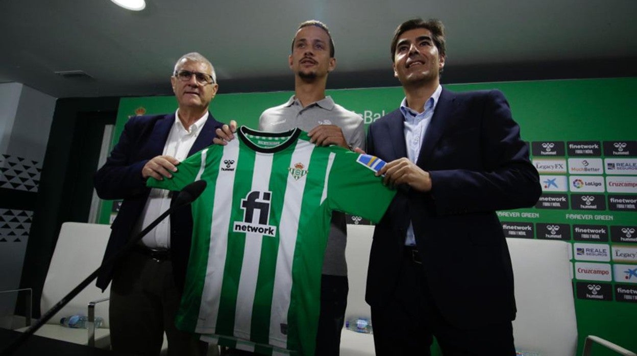 Cordón, Luiz Felipe y Haro, en la presentación del brasileño como nuevo jugador del Betis
