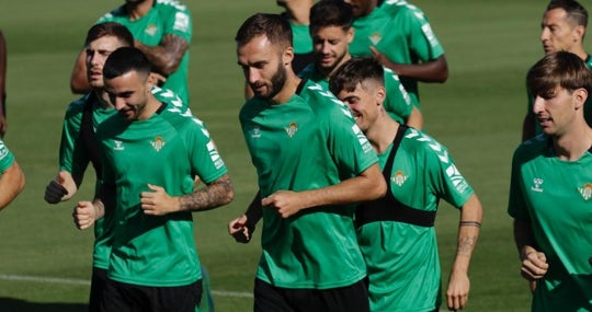 Pezzella corre junto a sus compañeros en un entrenamiento reciente
