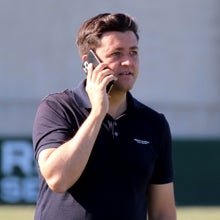 Miguel Calzado, director de la cantera del Betis, atiende una llamada