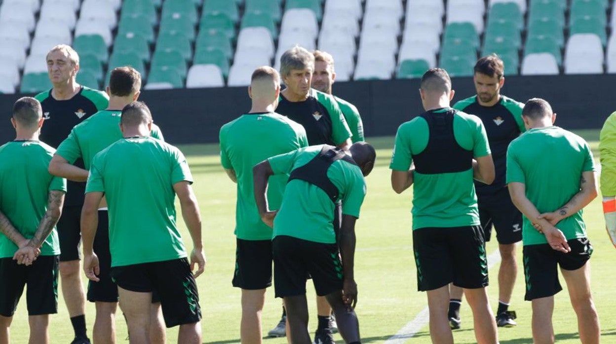 Manuel Pellegrini dialoga con los jugadores del Real Betis durante el entrenamiento de este martes