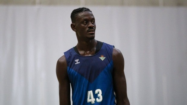 Amar Sylla ya es uno más en los entrenamientos del Coosur Betis