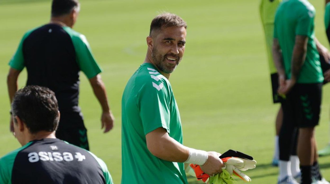 Claudio Bravo, uno de los jugadores por inscribir, este jueves