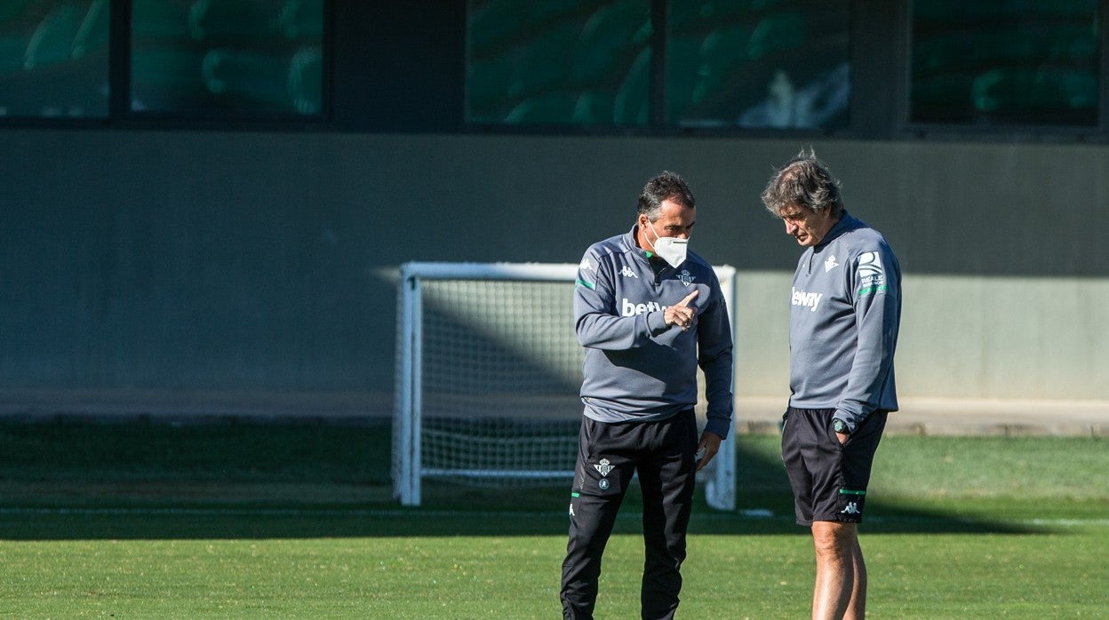 Alexis, conversando con Manuel Pellegrini en un entrenamiento del Real Betis