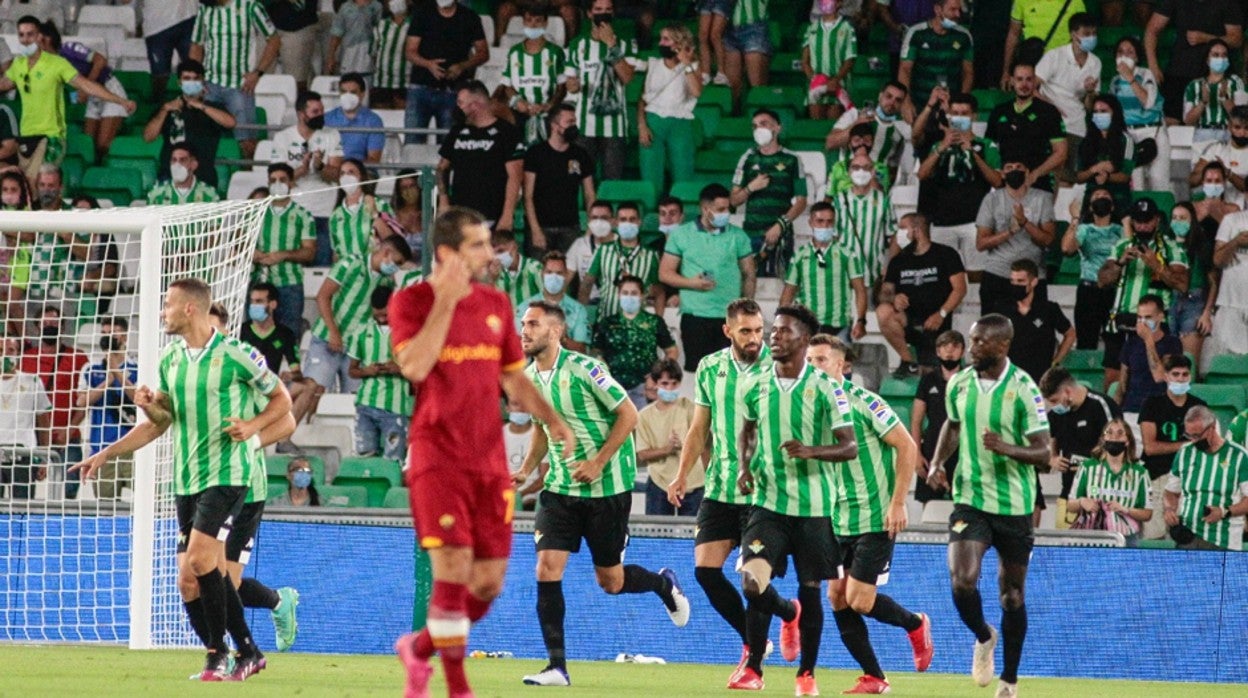 Los jugadores del Betis celebran uno de los goles ante la Roma en el amistoso de pretemporada del pasado verano